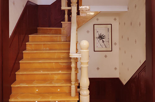 青松乡中式别墅室内汉白玉石楼梯的定制安装装饰效果